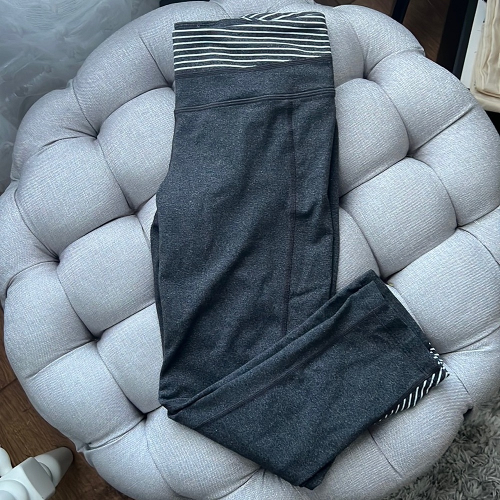 Athleta Gray White Striped Cropped Athletic Leggings Size Small Ruched
